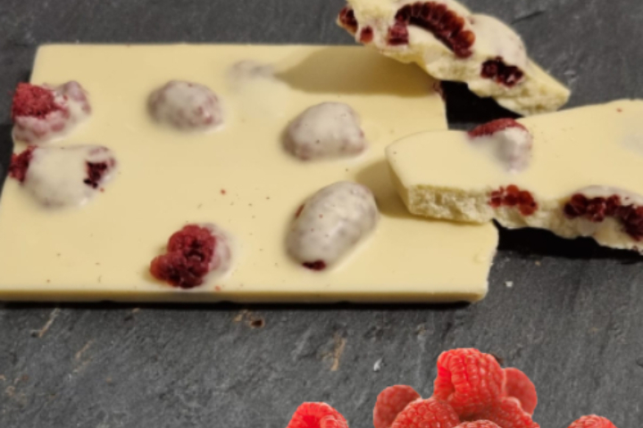 Organic White Chocolate with Raspberries - Carnotzet Valaisan