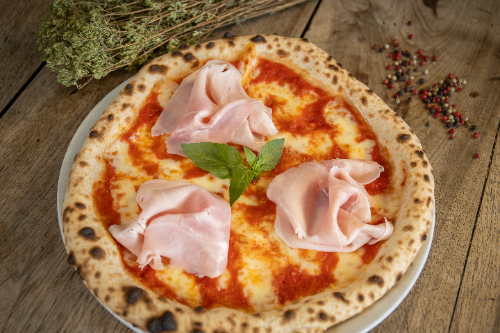 Pizza with Ham and Olives - Holzhofen Pizzakurier