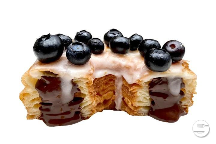 Blueberry-Sugar Cross - Royal Donuts Luzern