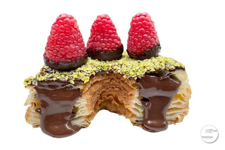 Raspberry-Pistachio Cross - Royal Donuts Luzern