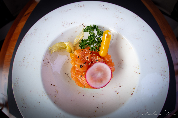 Salmon Tropical Tartare - Rotonda - Sushi