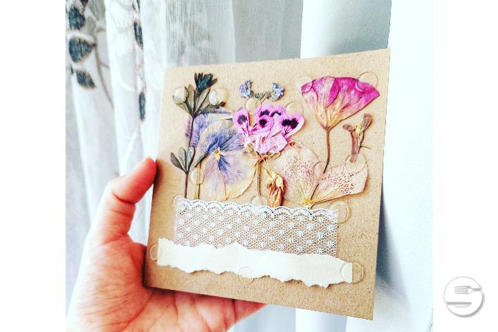Karte mit ihren gepressten Blumen - Persian Bell Flowers