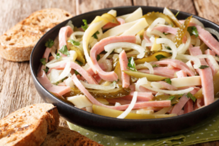 Simple Sausage Cheese Salad - Burger und Pizza Point