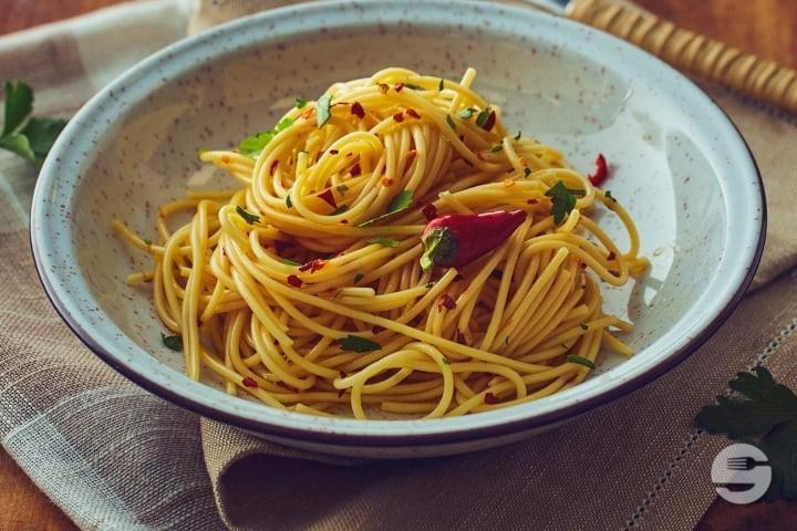 Pasta Aglio e Olio e Peperoncini - Burger und Pizza Point