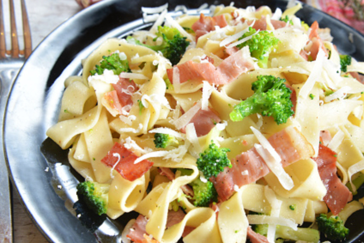 Pasta Broccoli e Prosciutto - Burger und Pizza Point
