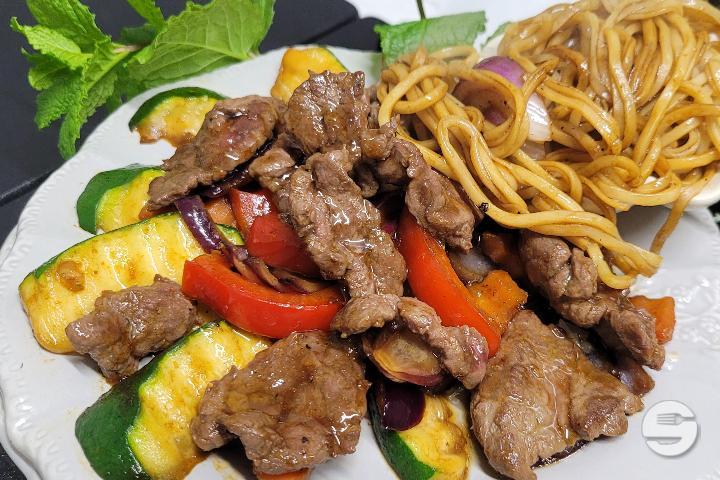 Stir-fried beef with vegetables 🥒 - Saveurs d'Asie