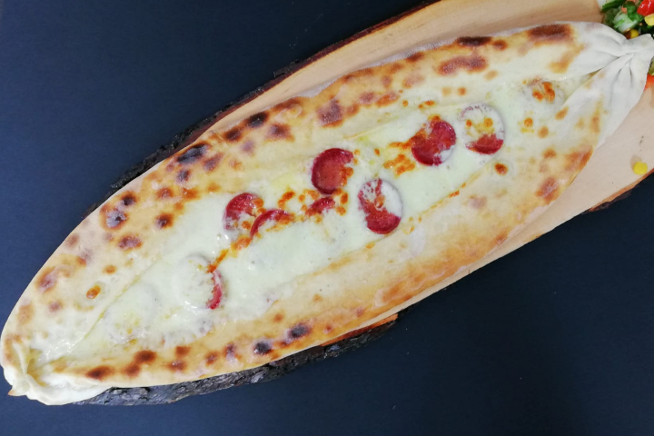 Pide with sucuk - Akara's - Altstetten