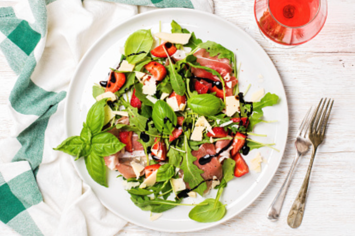 Rucola Salat mit Parmesan - CordonBleu Haus
