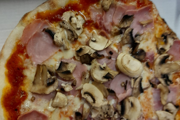 Pizza Prosciutto e Funghi - Pizzeria Café Lugano
