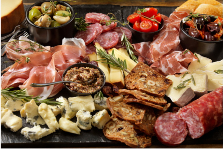 Tagliare di Salumi, Formaggi e Coposta Fatta in Casa - Italian Delicatezza da Osteria Valpo