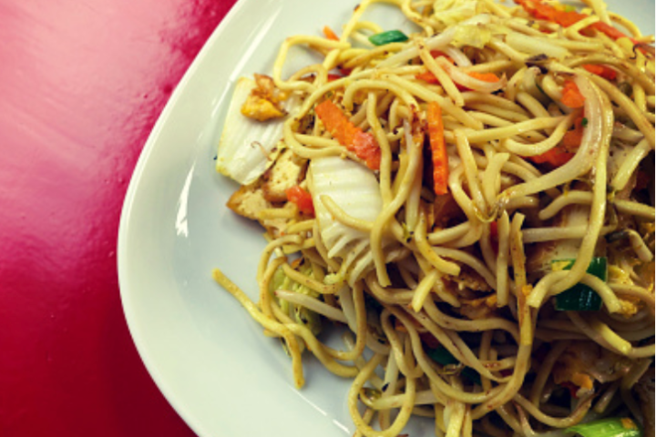 Fried Noodles with Vegetables and Chicken - Pizza King