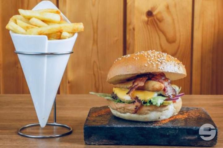 Crispy Chicken Bacon Classic Burger - Atypique Burger