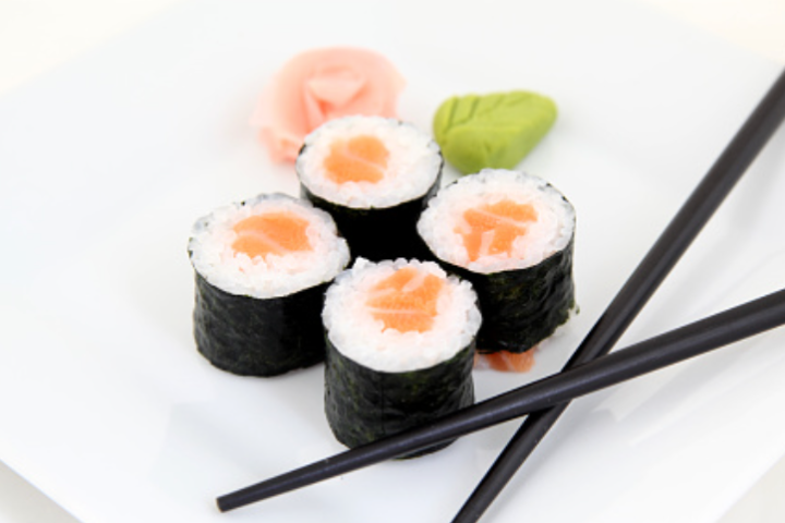 6 Hosomaki Salmon & Avocado - Sherpa Momo & Sushi Take Away