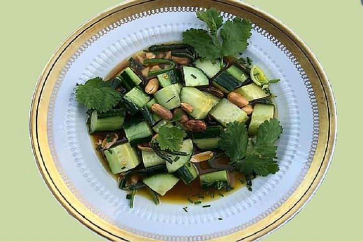 Cucumber and peanut salad (vegan) - House of Momos Schlieren