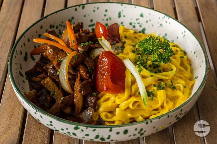 Tallarin en Salsa de Huancaina con Lomo Saltado - Amelias