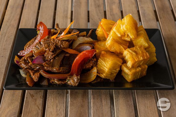 Lomo Saltado con Papa Frita - Amelias
