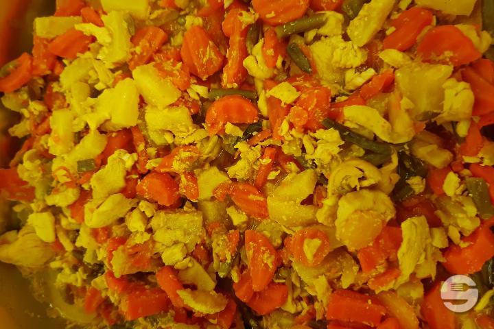 16 Khang Krari (Pollo al curry giallo indiano con ananas e verdure miste) - DiDi Thai
