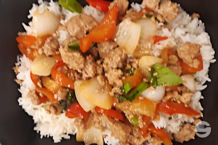 20 Pad Kra Pao Mu (Carne macinata di maiale con verdure miste e basilico thai) - DiDi Thai