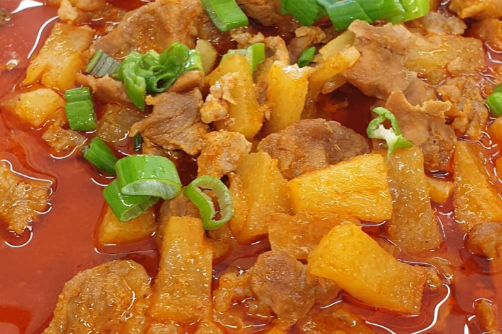Khang Dang Mu (Sminuzzato di maiale al curry rosso con ananas e zucchine) - DiDi Thai