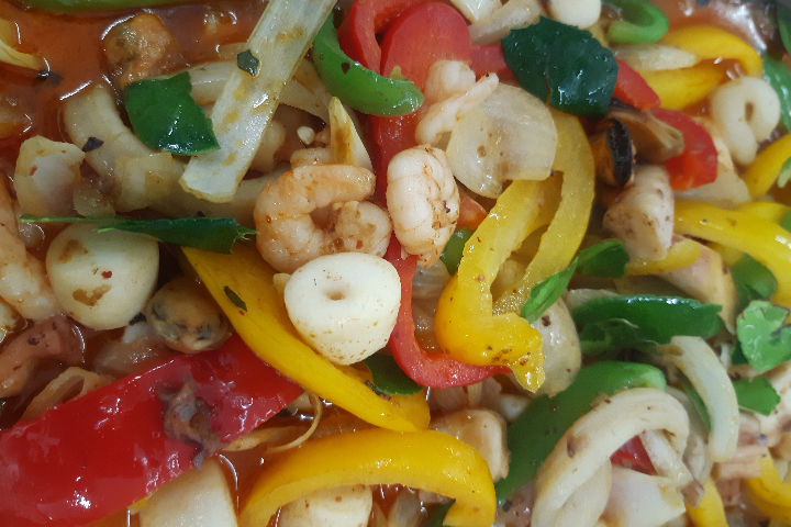Pad Pirk Namprik Pao (Frutti di mare al curry Namprik Pao) - DiDi Thai