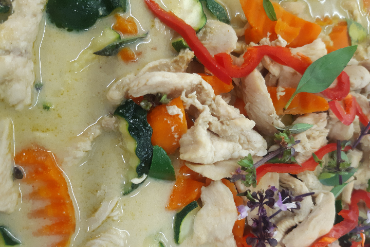 Kiew Wan Kai (Pollo al curry verde con verdure miste) - DiDi Thai