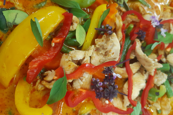 Khand Dang Kai (Pollo al curry rosso con verdure miste) - DiDi Thai