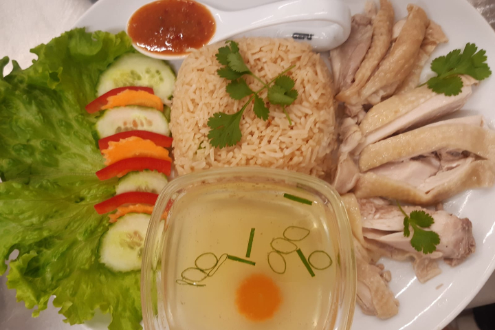 KaoMan Kai (Pollo bollito con salsa di passata di soia) - DiDi Thai