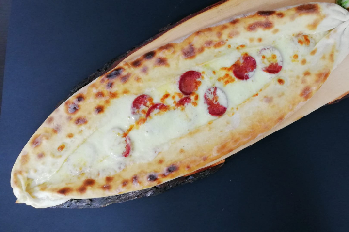 Pide mit Sucuk, Zwiebeln und Ei - Pizza Corner