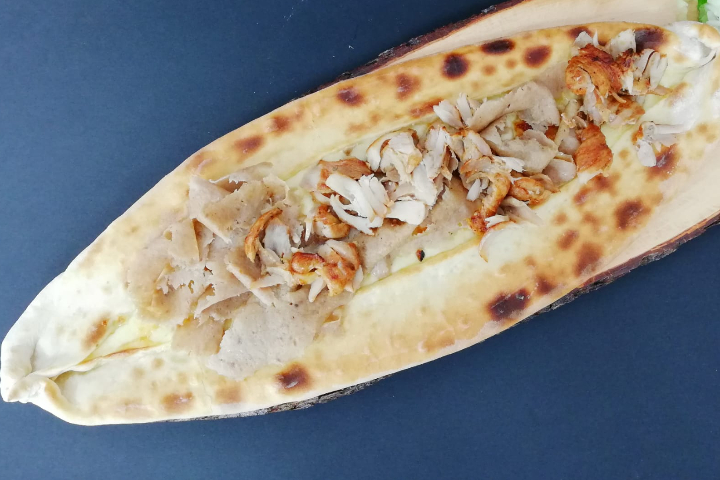 Pide mit Kebabfleisch - Pizza Corner