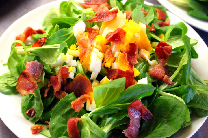 Nüsslisalat mit Ei und Speck - Spartans Take Away