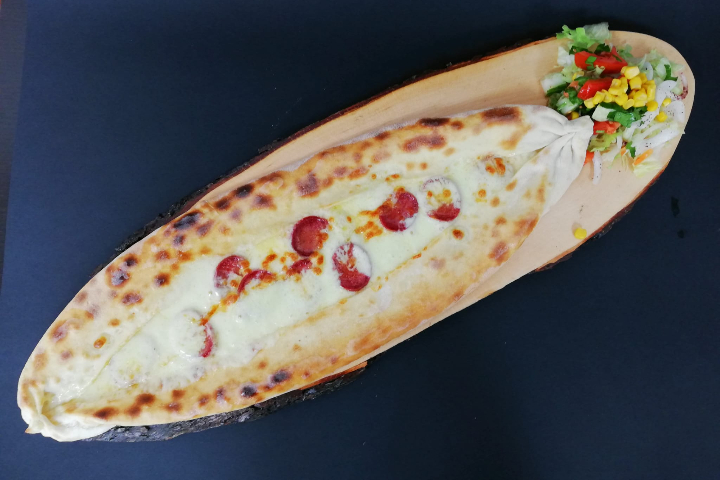 Pide with feta and spinach - Onkel's Pizza