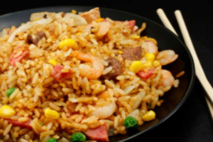 Chicken with curry sauce with natural rice - Restaurant Wok Royal