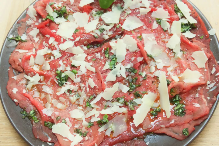 Carpaccio de Boeuf et Parmesan - Restaurant Pizzeria du Casino - Le Locle
