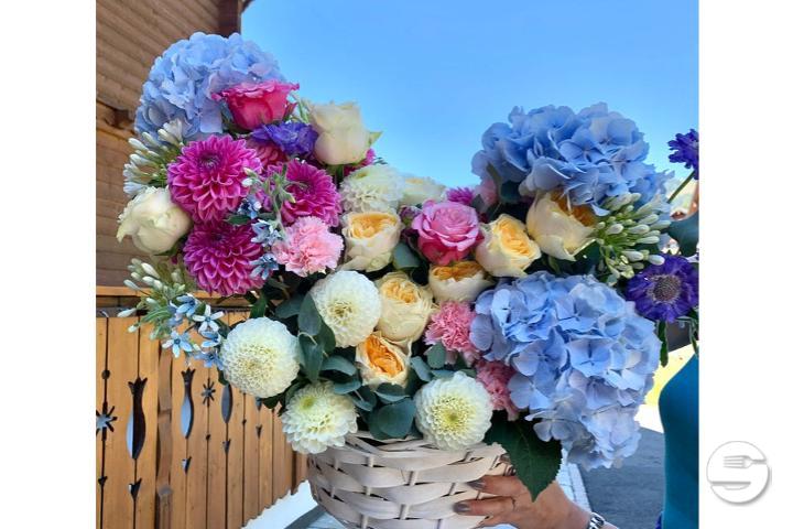 Panier fleuri moderne