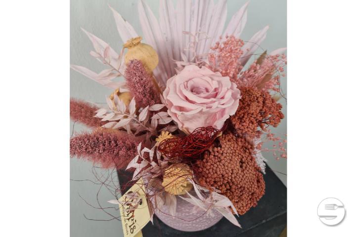 Rose stabilisé et fleurs séchées dans des tons pastels.