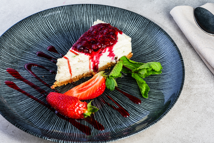 Cheesecake with wild berries - Visage Gastrobar