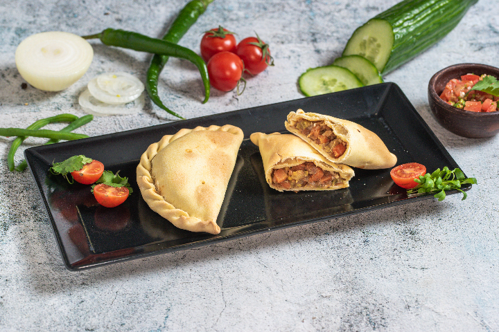 Hausgemachte Empanadas mit Gemüse (3 Stück ) mit hausgemachter Chimichurri- Sauce - La Casa Chilena