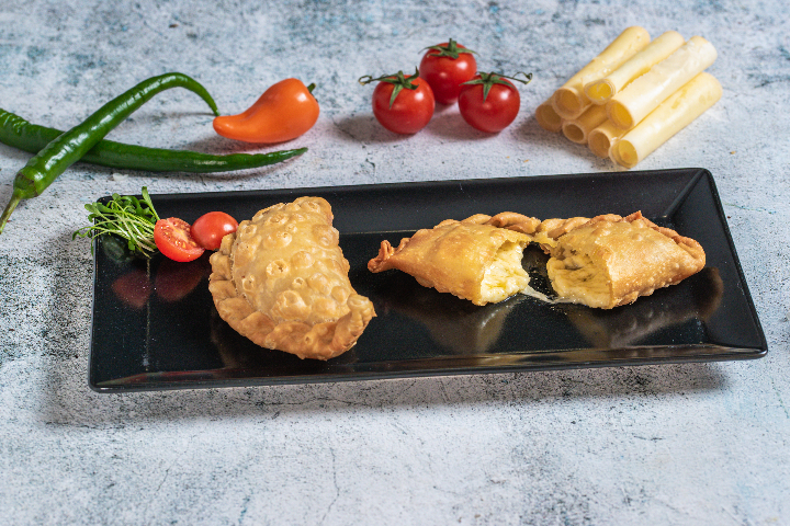 Hausgemachte Empanadas mit Käse, frittiert (3 Stück ) mit hausgemachter Chimichurri-Sauce - La Casa Chilena