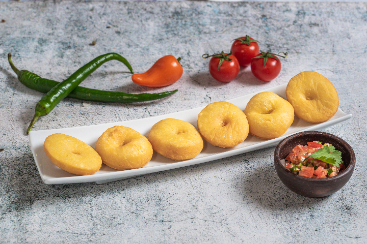 Sopaipillas (6 Stück) mit hausgemachter Chimichurri-Sauce - La Casa Chilena
