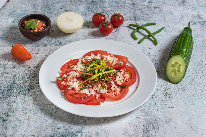 Ensalada a la Chilena (Tomaten, Kabis & Koriander) an Erdnussdressing - La Casa Chilena