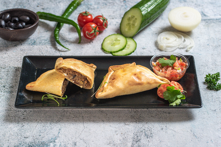 Hausgemachte Empanadas mit Rind (3 Stück ) mit hausgemachter Chimichurri-Sauce - La Casa Chilena - Basel