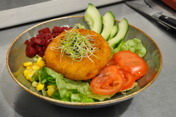 Tomme Moléson Panée sur Salade. - Brown Bull