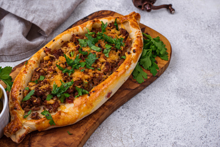 Pide Sucuk - Pizzeria Bistro Oase Höngg