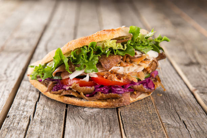 Poulet-Döner Kebab im Teller - Pizzeria Bistro Oase Höngg