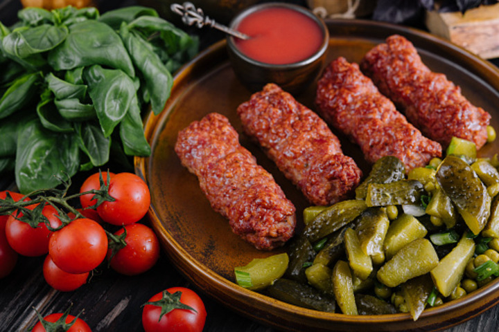 Cevapcici im Teller (8 Stück) - Pizzeria Bistro Oase Höngg