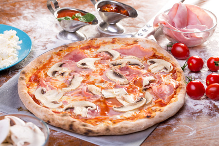 Pizza Prosciutto Funghi - Pizzeria Piazza